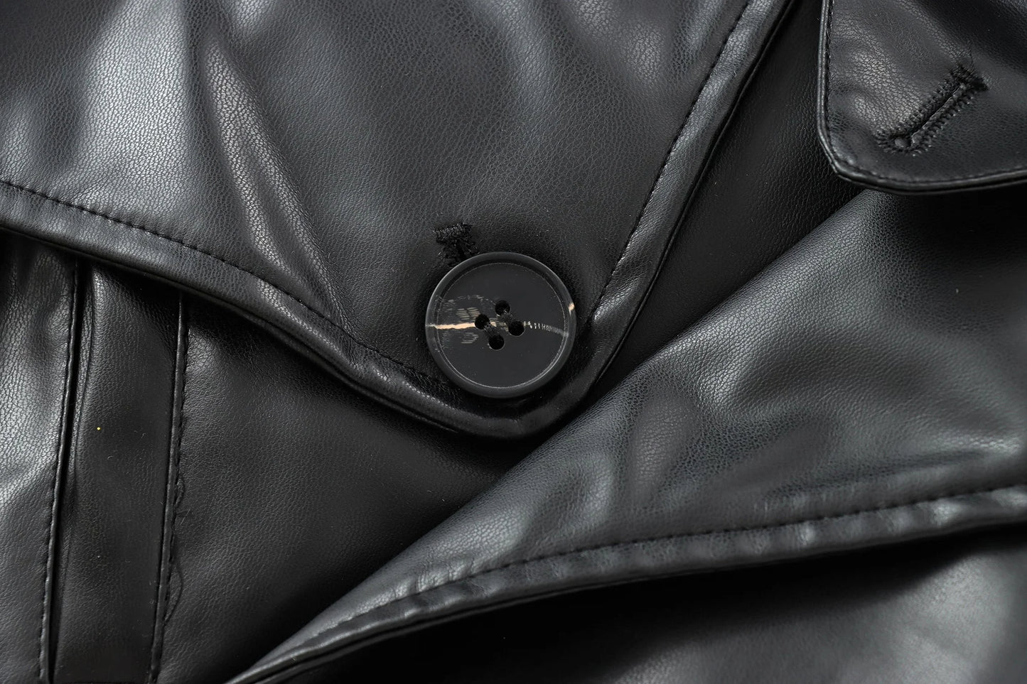 Bomber en Faux Cuir – Coupe Courte et Streetwear