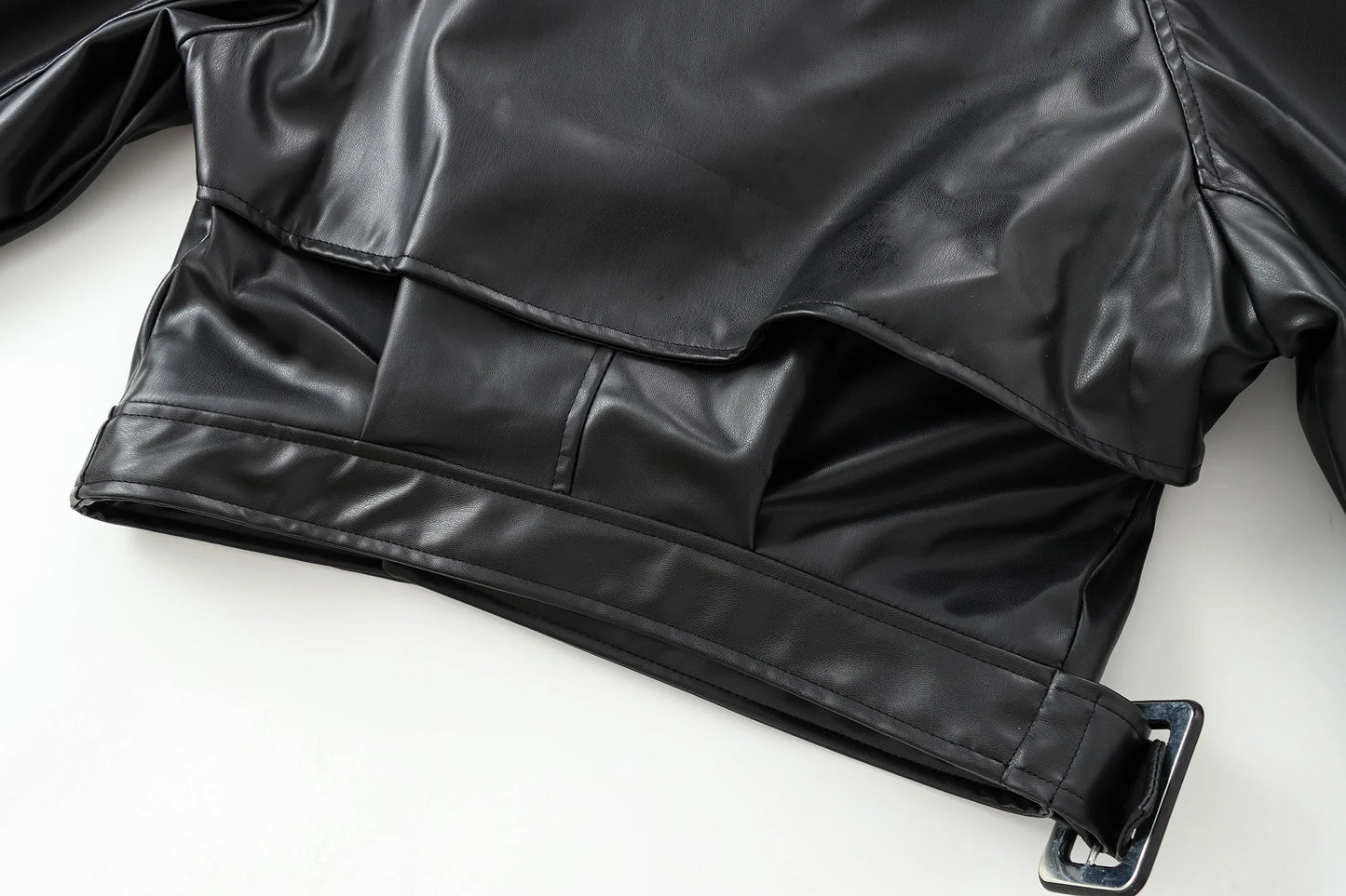 Bomber en Faux Cuir – Coupe Courte et Streetwear
